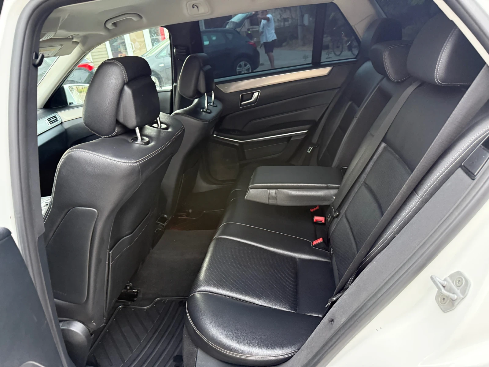 Mercedes-Benz E 220 4-MATIC ЛИЗИНГ, снимка 13 - Автомобили и джипове - 56310164