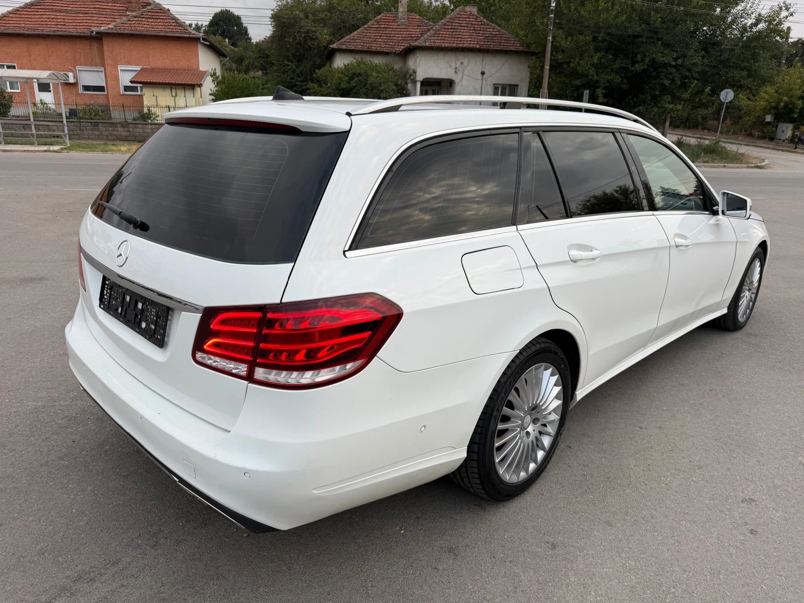 Mercedes-Benz E 220 4-MATIC ЛИЗИНГ, снимка 5 - Автомобили и джипове - 56310164