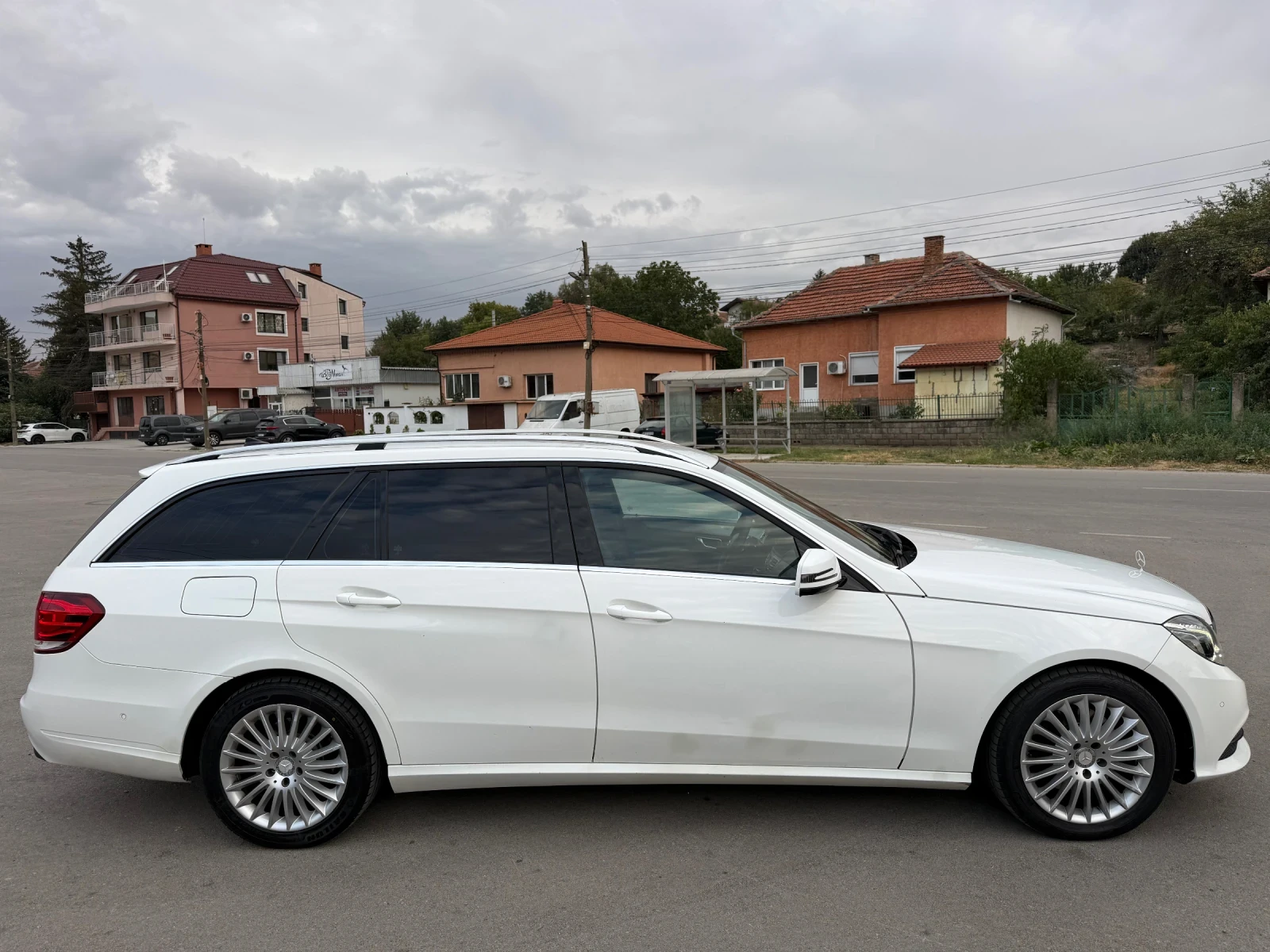 Mercedes-Benz E 220 4-MATIC ЛИЗИНГ, снимка 4 - Автомобили и джипове - 56310164