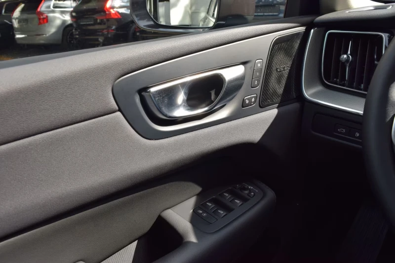 Volvo XC60 PLUS-BRIGHT/398HP/PANO/MEMO/360/H&K/NAVI/LED/396g, снимка 14 - Автомобили и джипове - 51909513