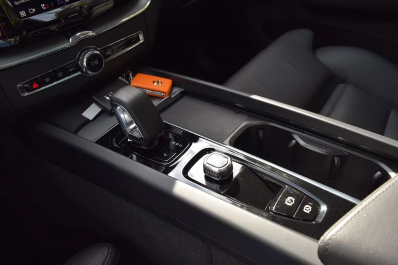 Volvo XC60 PLUS-BRIGHT/398HP/PANO/MEMO/360/H&K/NAVI/LED/396g, снимка 13 - Автомобили и джипове - 51909513