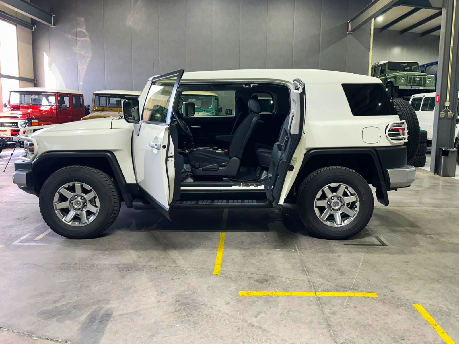 Toyota Fj cruiser V6 4.0 AT - изображение 9