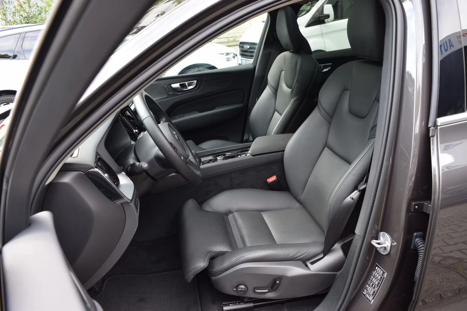 Volvo XC60 PLUS-BRIGHT/398HP/PANO/MEMO/360/H&K/NAVI/LED/396g - изображение 9