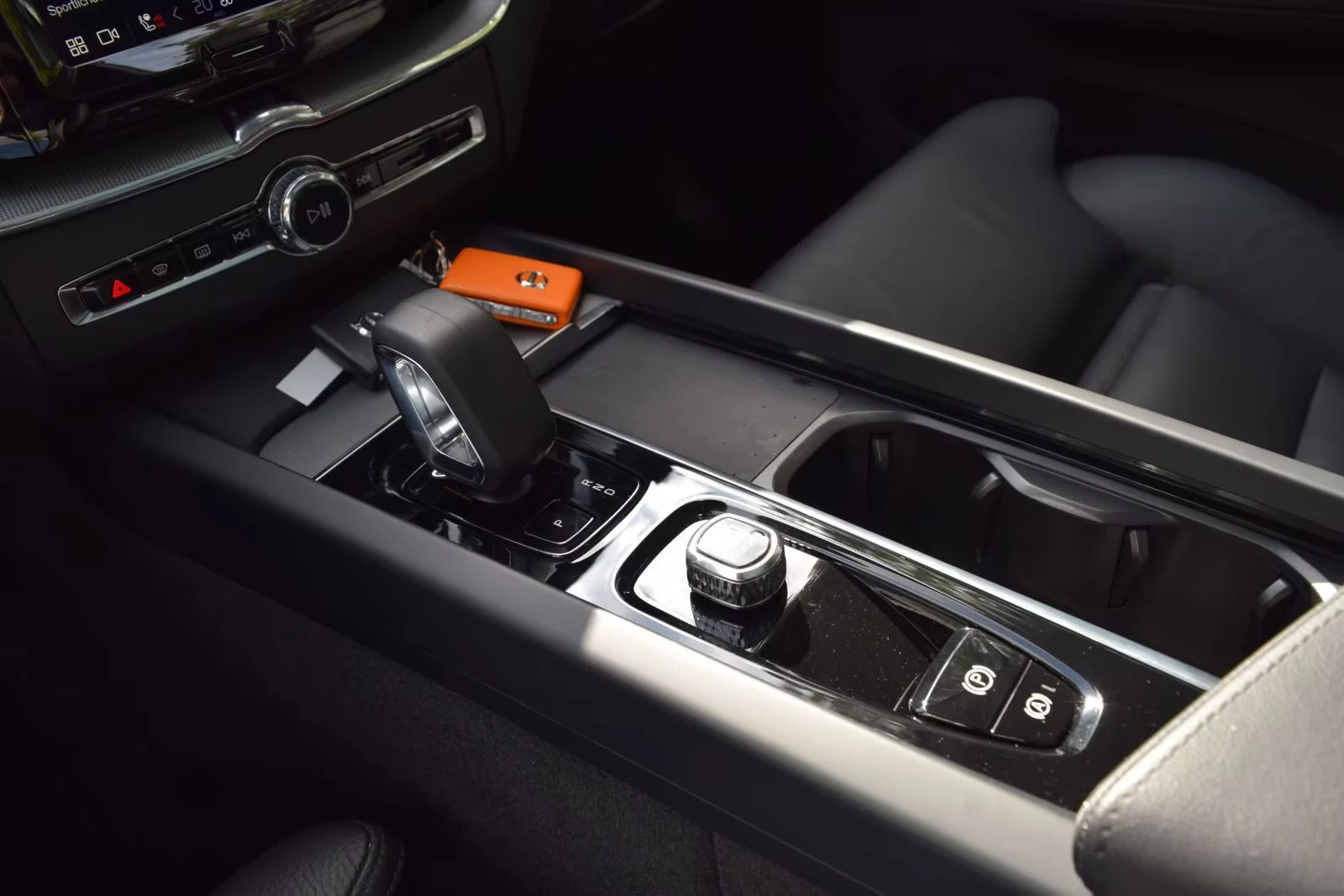 Volvo XC60 PLUS-BRIGHT/398HP/PANO/MEMO/360/H&K/NAVI/LED/396g | Mobile.bg   13