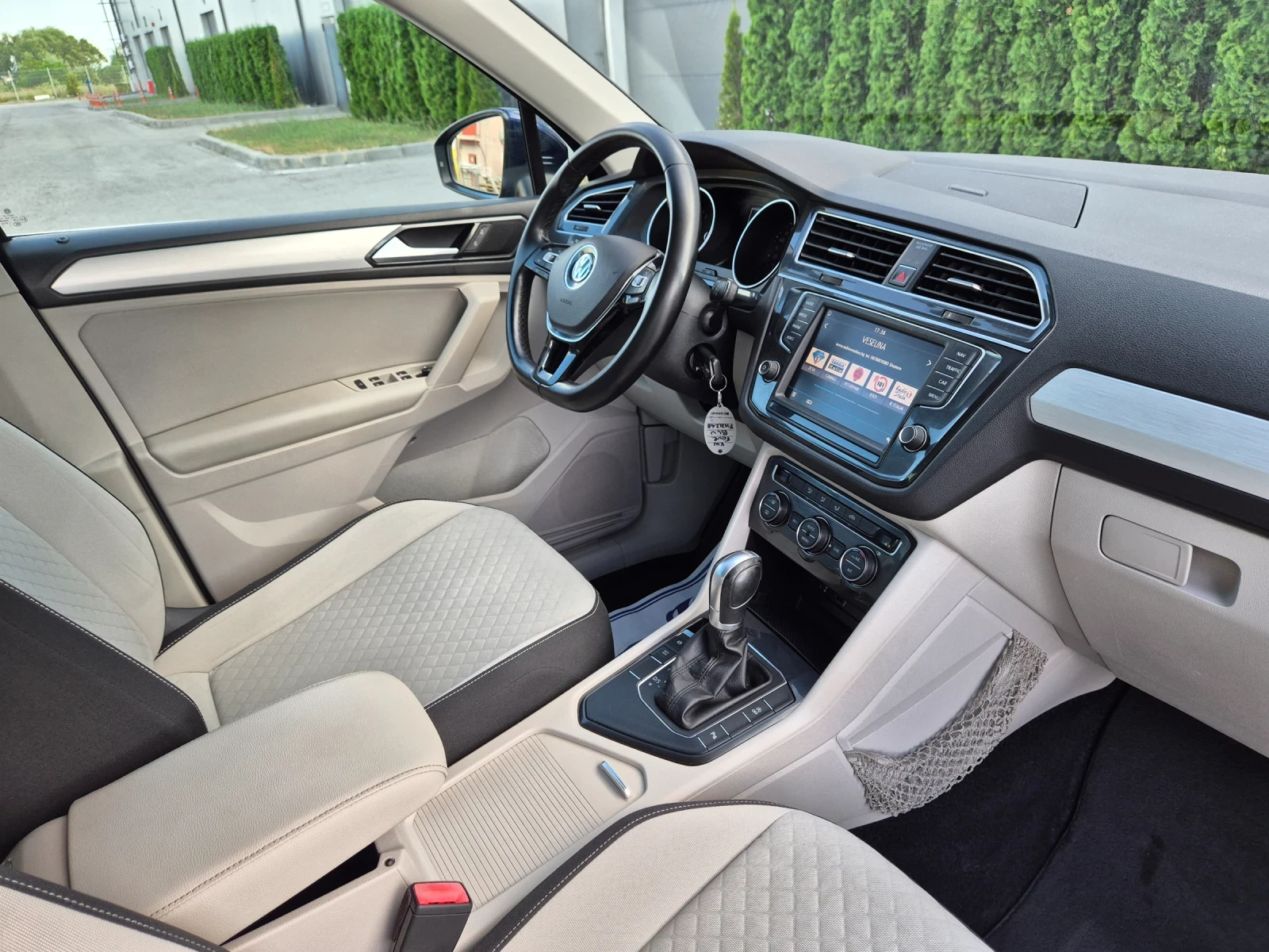 VW Tiguan 2.0TDI Avtomat Navi distronic 2017г., снимка 16 - Автомобили и джипове - 55072211