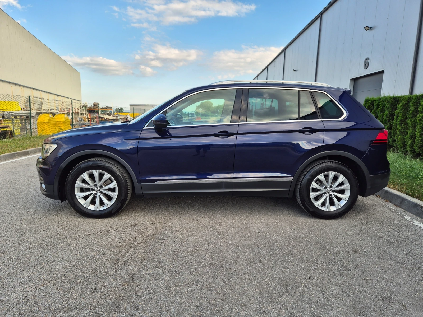 VW Tiguan 2.0TDI Avtomat Navi distronic 2017г., снимка 8 - Автомобили и джипове - 55072211