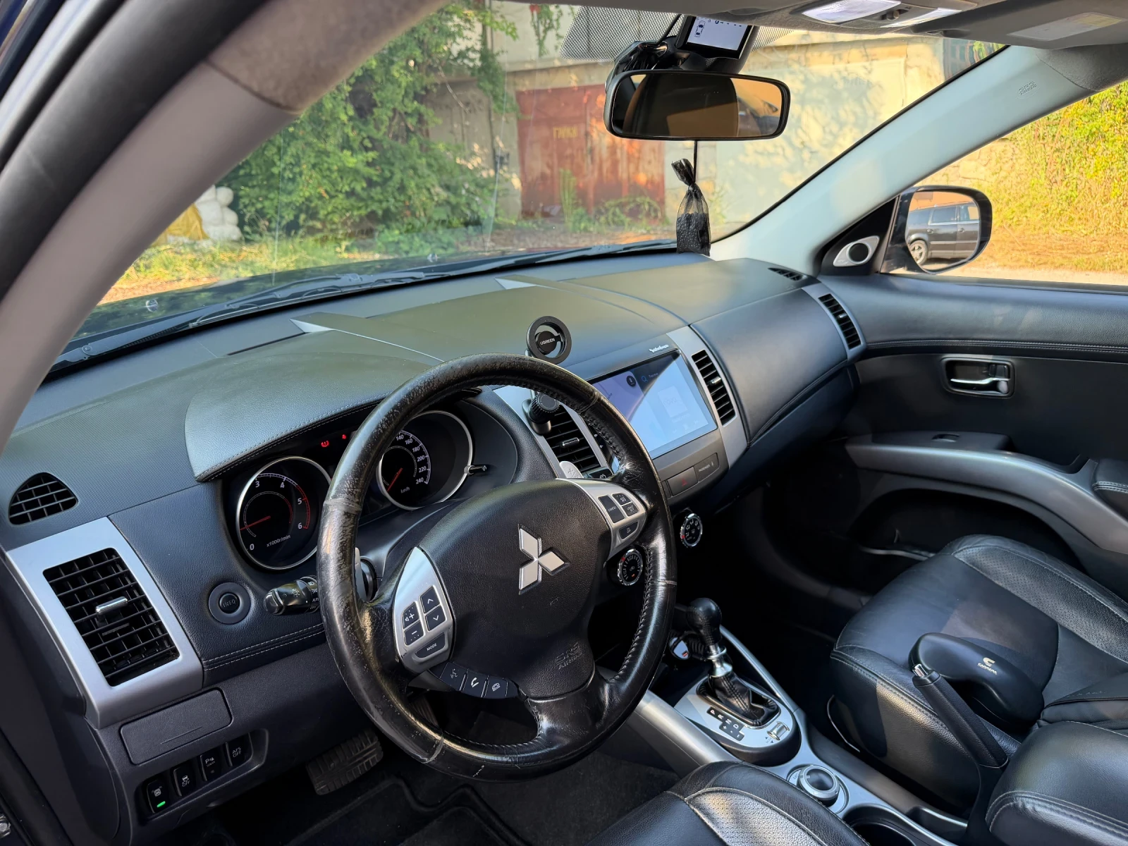 Mitsubishi Outlander 2.2 DiD, снимка 8 - Автомобили и джипове - 55251851
