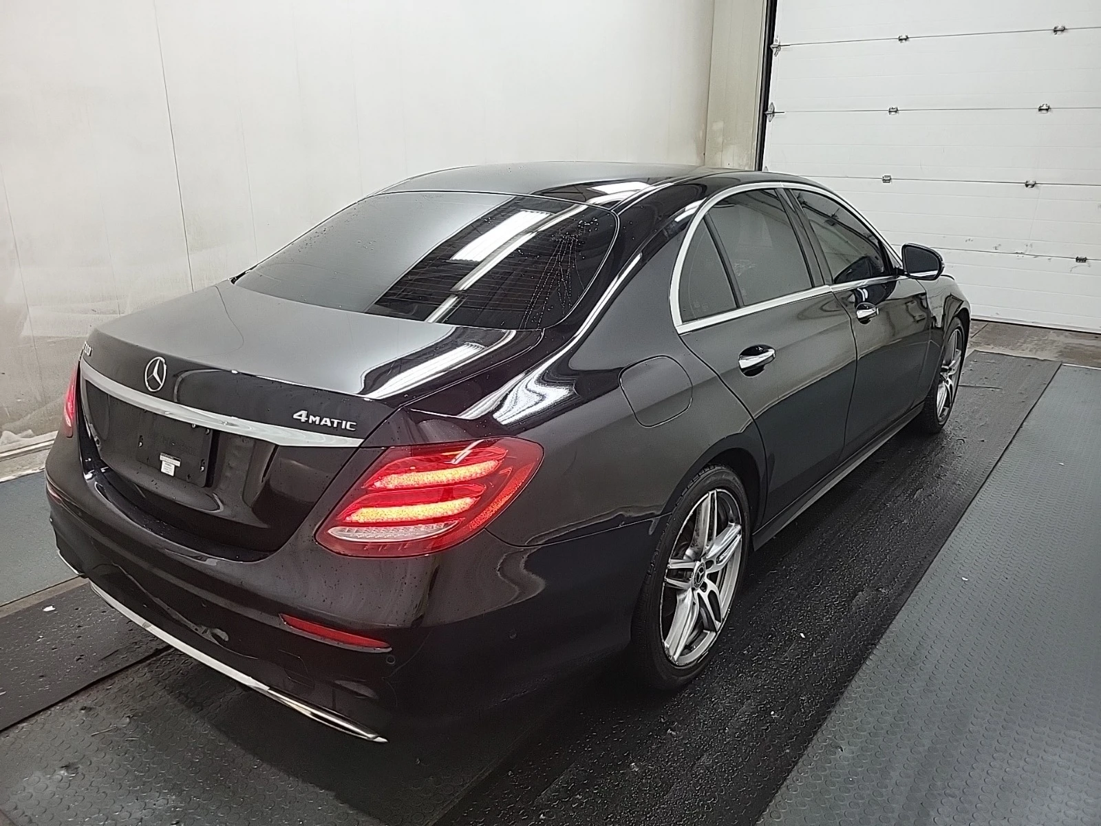 Mercedes-Benz E 300 4MATIC * * CARFAX * * АВТО КРЕДИТ * *  - изображение 3