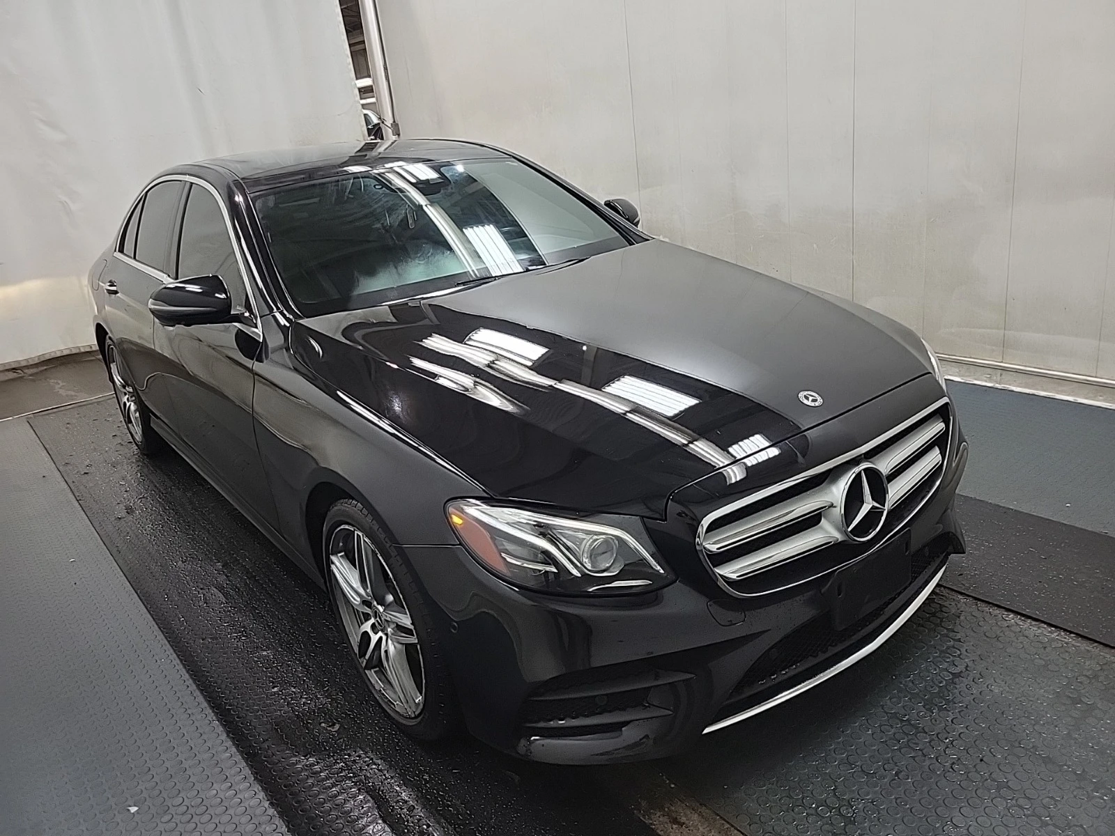 Mercedes-Benz E 300 4MATIC * * CARFAX * * АВТО КРЕДИТ * *  - изображение 2