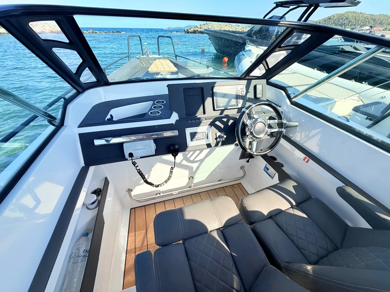 Моторна яхта Axopar 28 T-Top 300 Mercury Verado , снимка 9 - Воден транспорт - 55673778