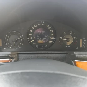 Mercedes-Benz E 220 Седан, снимка 11