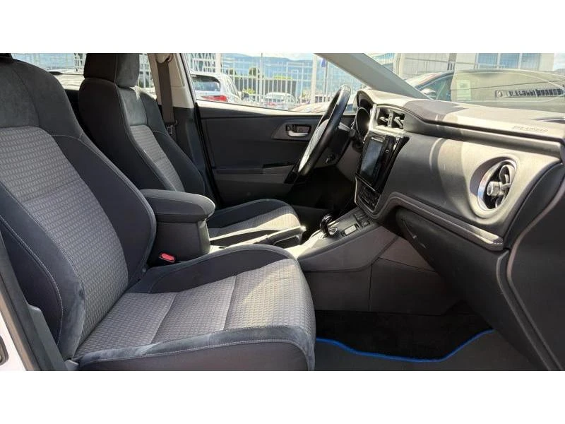 Toyota Auris 1.8HSD EDITION-S+ , снимка 6 - Автомобили и джипове - 56069938