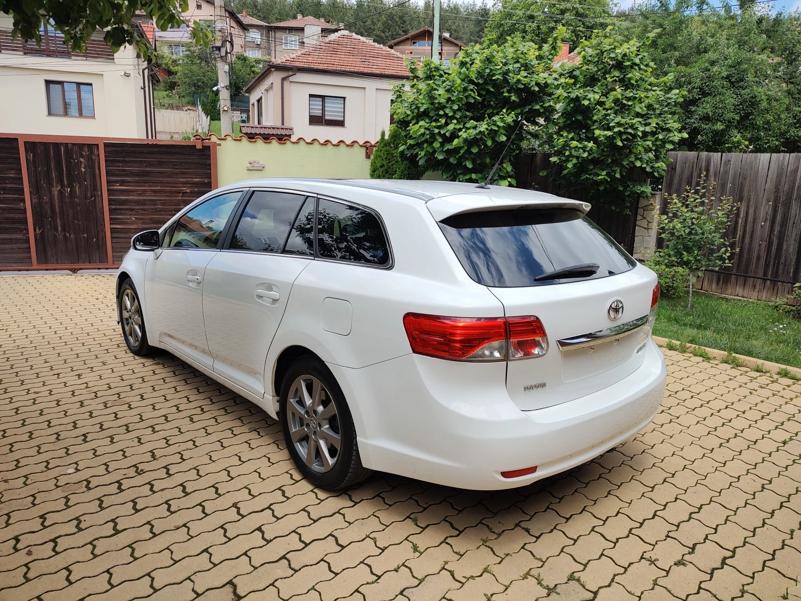 Toyota Avensis 2.0D4D-Фейслифт - изображение 6