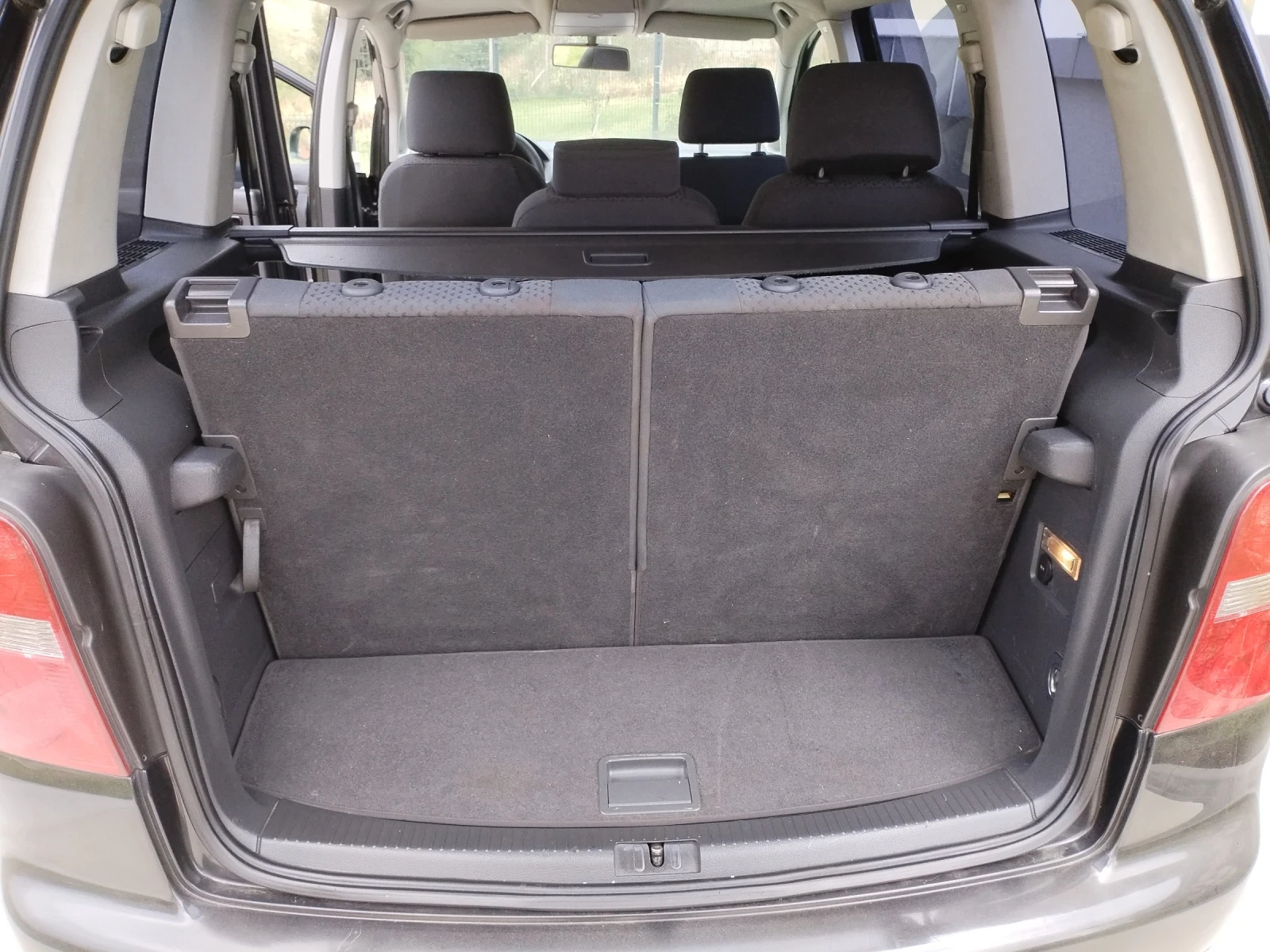 VW Touran 1.9 TDI 105HP BKC ESP 7 МЕСТА , снимка 14 - Автомобили и джипове - 55901876