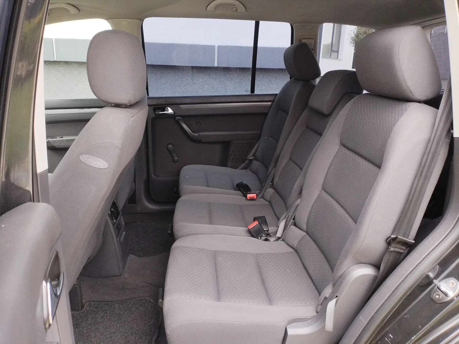 VW Touran 1.9 TDI 105HP BKC ESP 7 МЕСТА , снимка 11 - Автомобили и джипове - 55901876