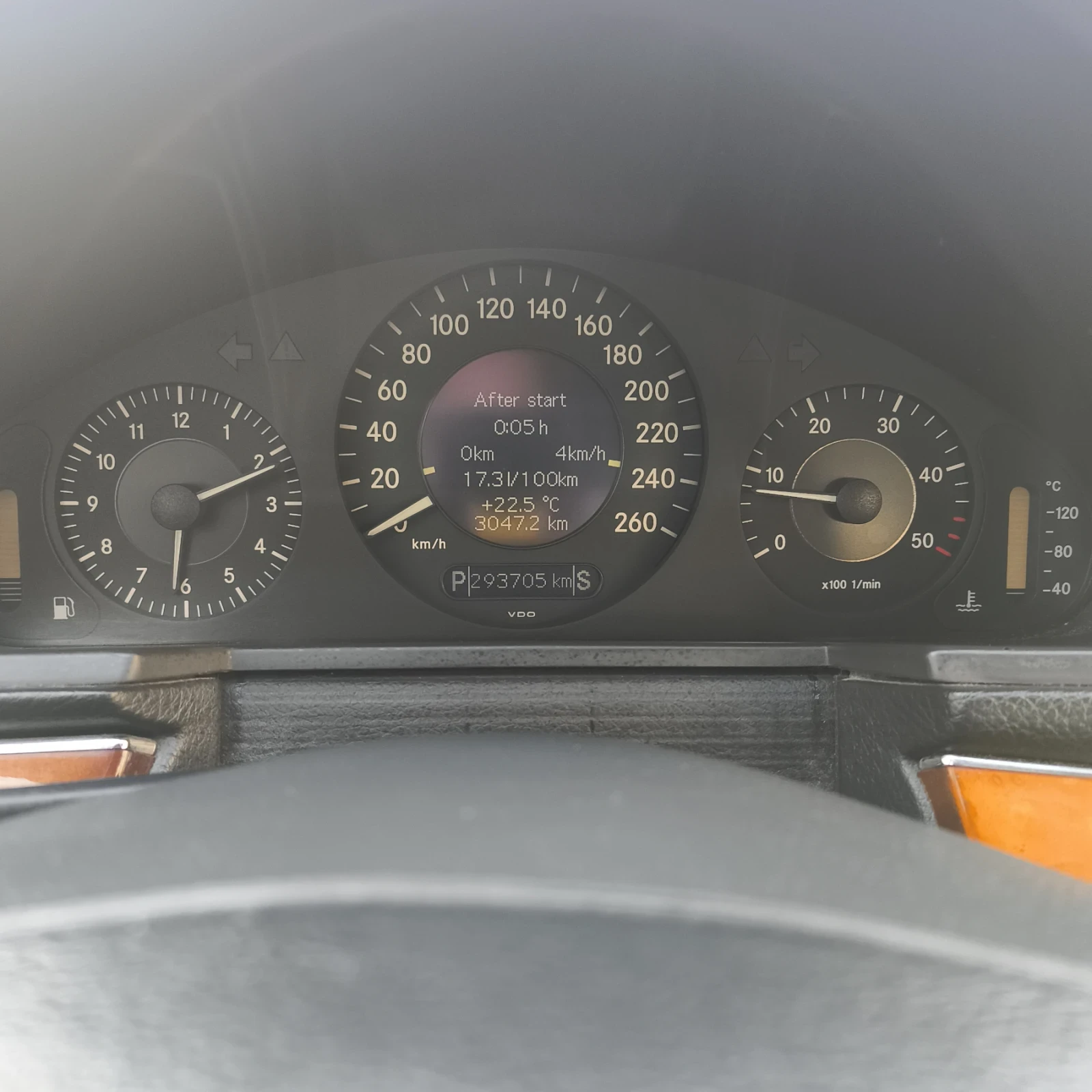 Mercedes-Benz E 220 Седан, снимка 11 - Автомобили и джипове - 56151651