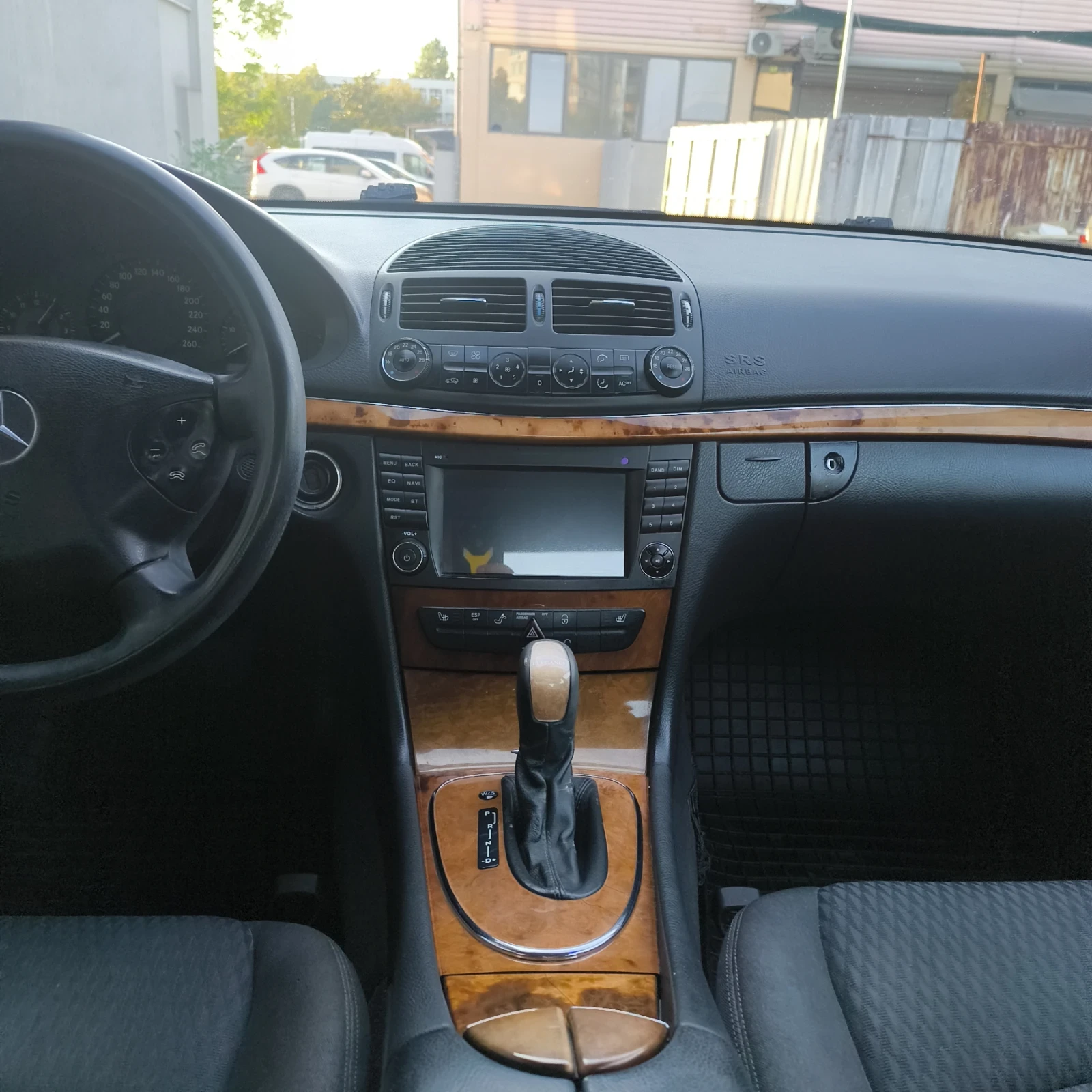 Mercedes-Benz E 220 Седан, снимка 14 - Автомобили и джипове - 56151651