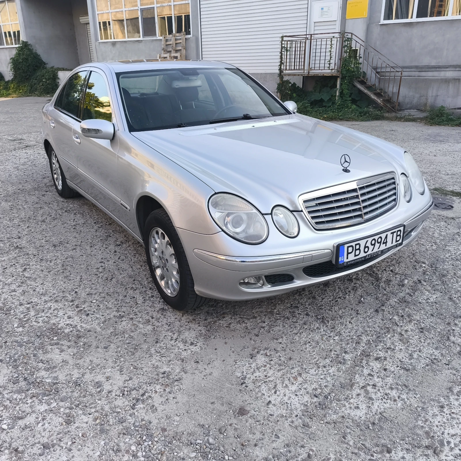 Mercedes-Benz E 220 Седан, снимка 15 - Автомобили и джипове - 56151651