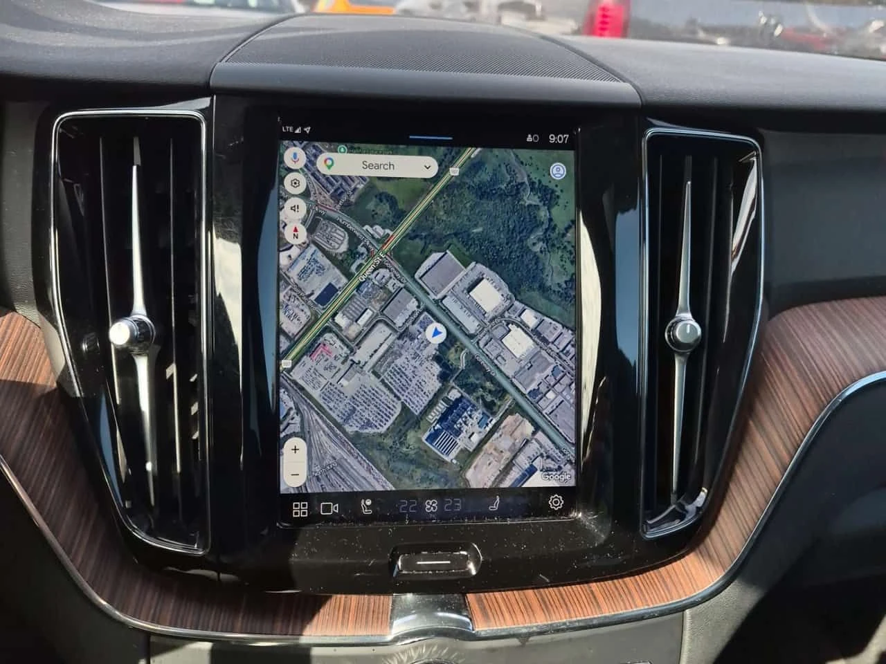 Volvo XC60 Plus Bright Theme/DISTRONIC/CAMERA , снимка 13 - Автомобили и джипове - 54563197