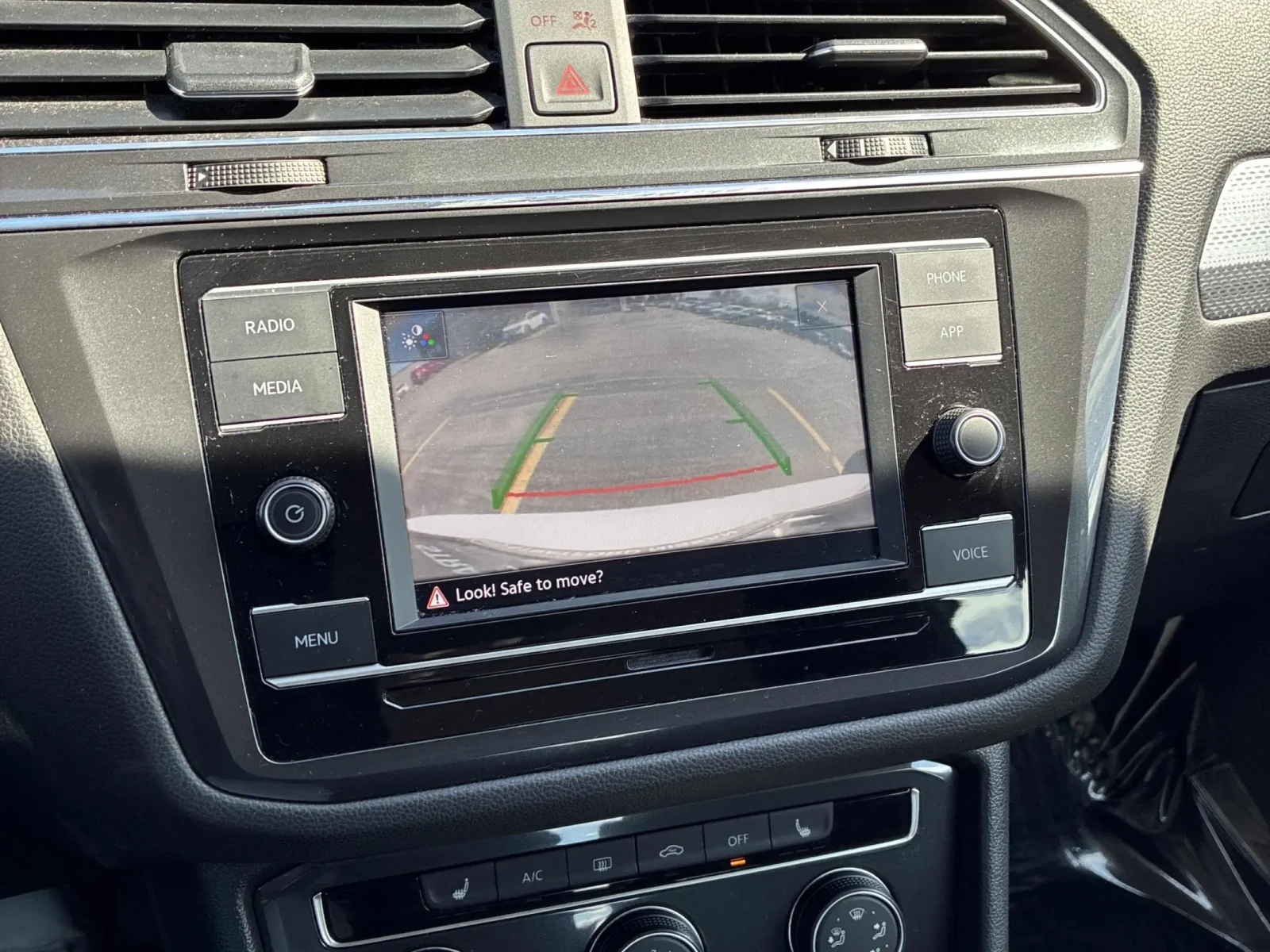 VW Tiguan 2023 Volkswage * Keyless * CARFAX * АВТО КРЕДИТ * , снимка 14 - Автомобили и джипове - 54795910