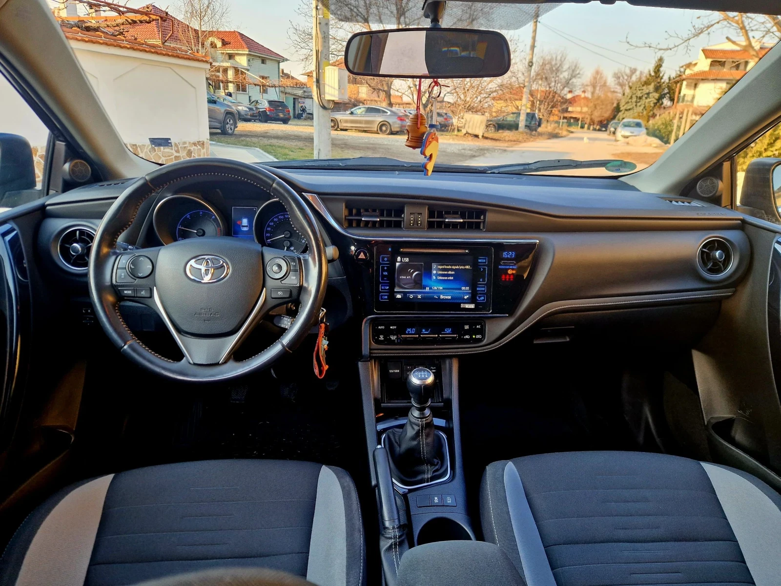 Toyota Auris 1.6D - изображение 9