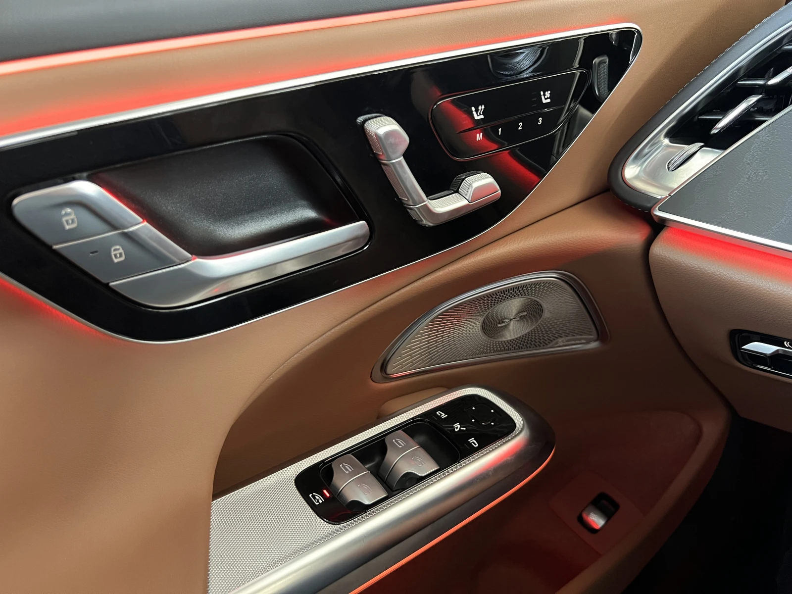 Mercedes-Benz E 300 de/4matic/plug-in/313K.C./9AT/AMG МЕСЕЧНА ВНОСКА   | Mobile.bg — изображение 16