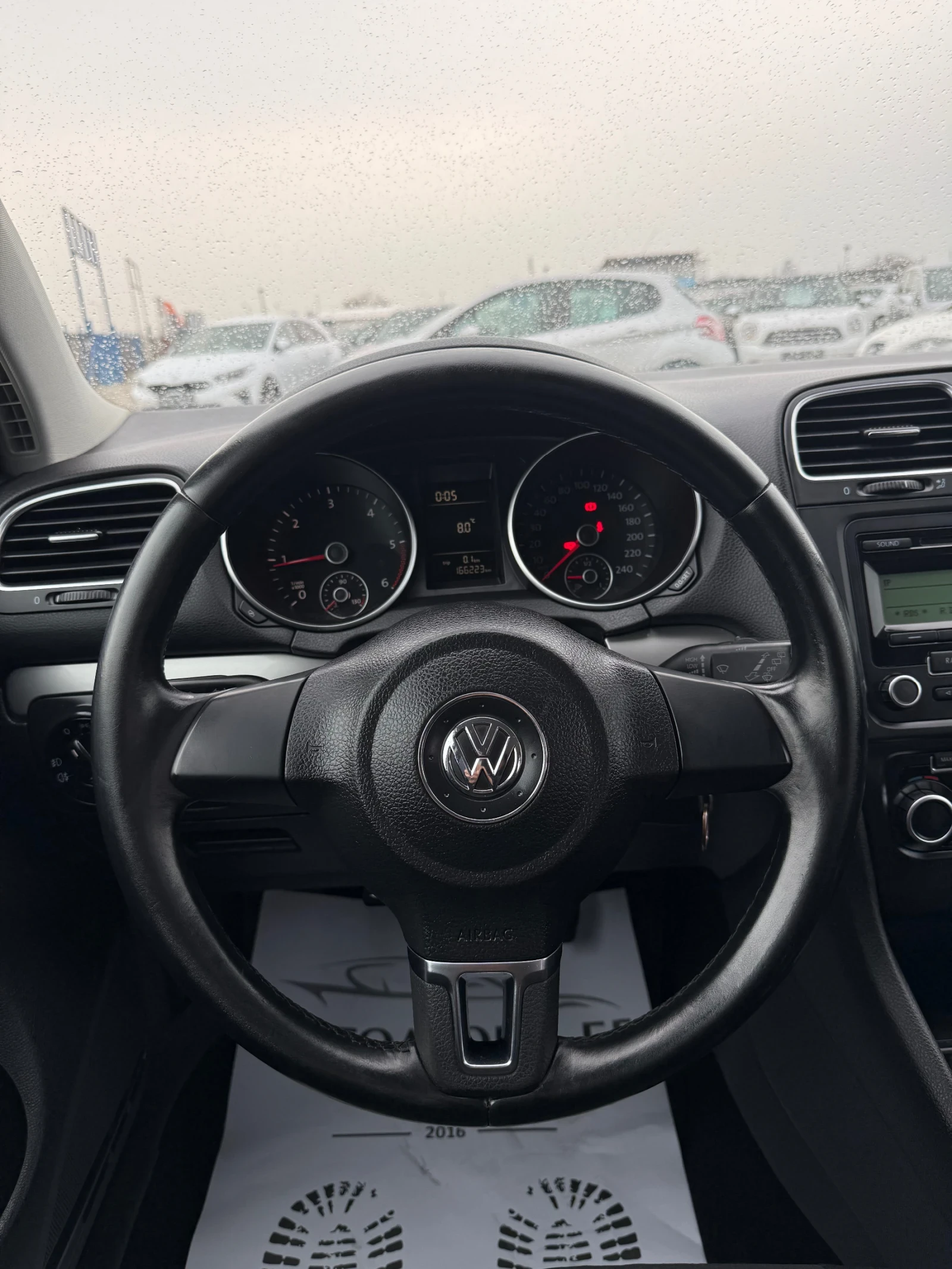 VW Golf 1.6 TDi, снимка 11 - Автомобили и джипове - 53732194