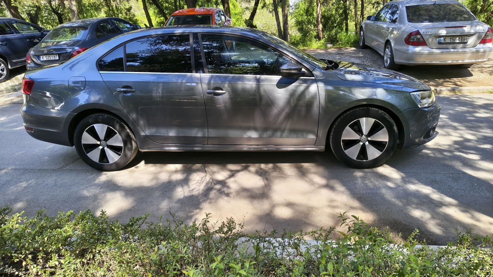 VW Jetta 1.6 TDI Bluemotion, снимка 6 - Автомобили и джипове - 54341905