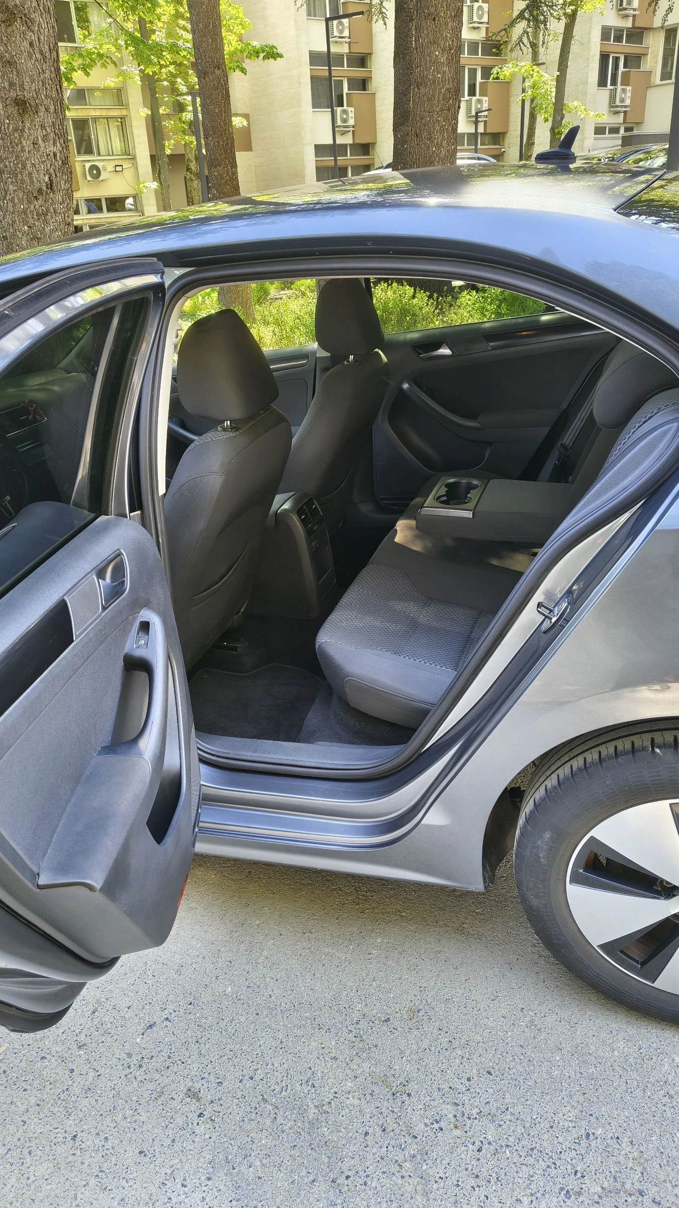 VW Jetta 1.6 TDI Bluemotion, снимка 7 - Автомобили и джипове - 54341905