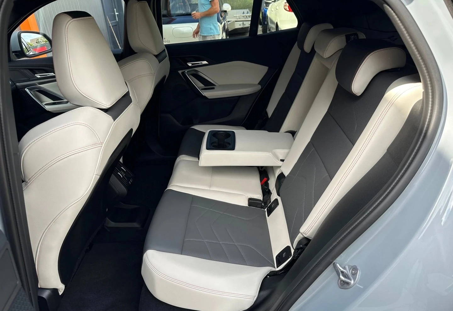 BMW iX2 eDrive 20 M-Sport , снимка 6 - Автомобили и джипове - 55401065