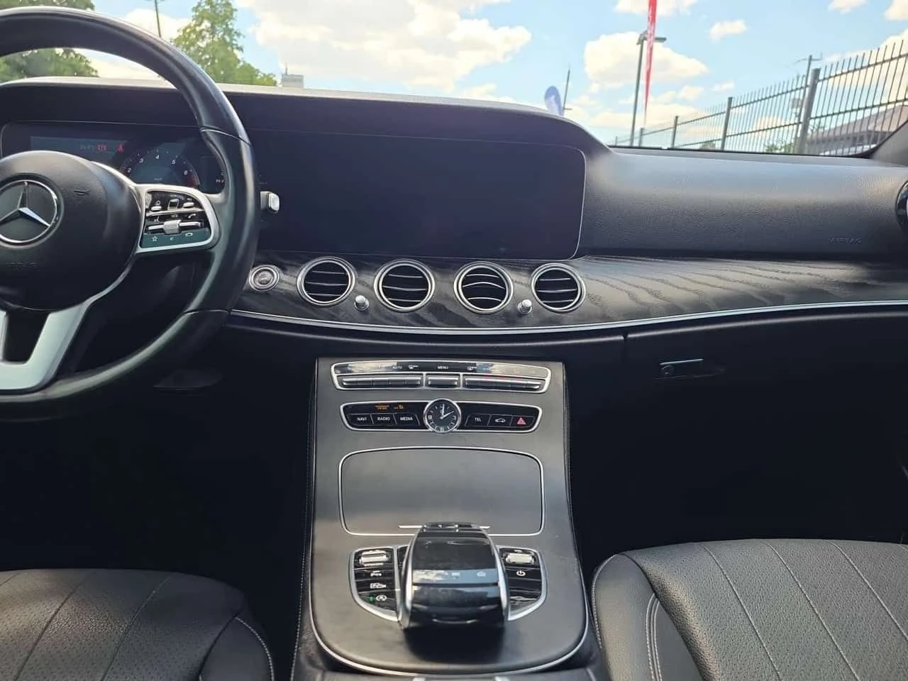Mercedes-Benz E 300 * 4MATIC AMG PKG * NO ACCIDENTS / BURMESTER SO * C, снимка 8 - Автомобили и джипове - 55498382
