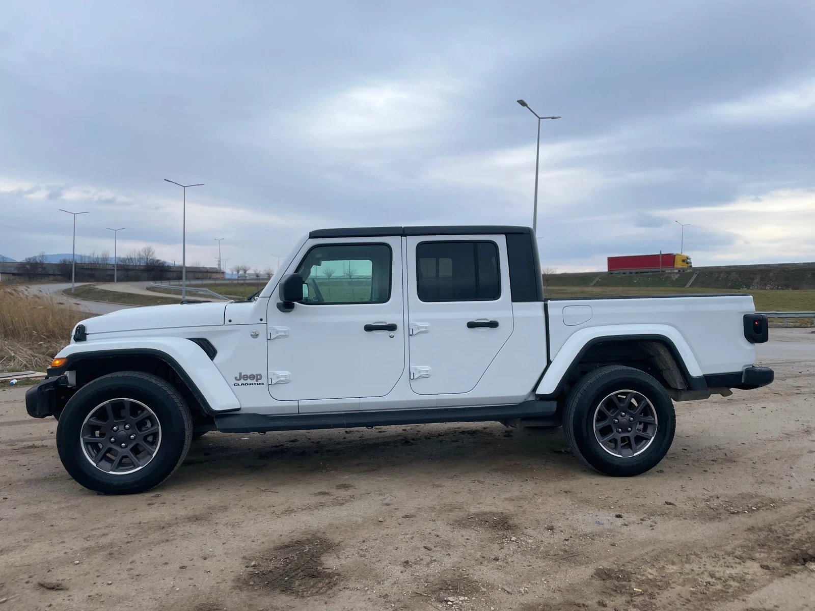 Jeep Wrangler Gladiator - изображение 2