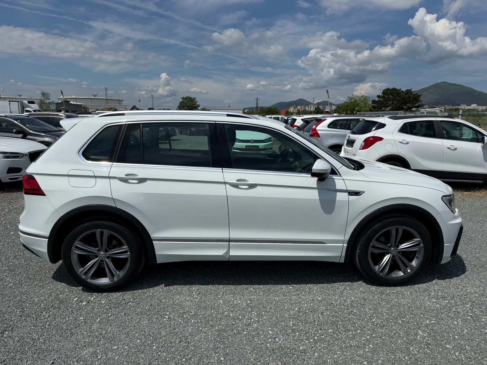 VW Tiguan (KATO НОВА)^(R-Line), снимка 4 - Автомобили и джипове - 54566028