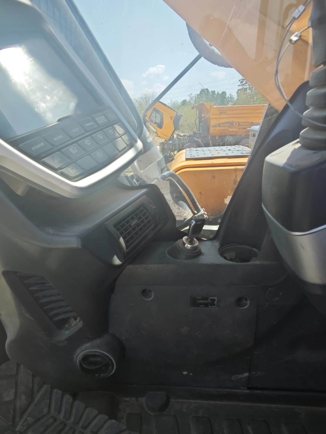Багер Hyundai HX 380L, снимка 16 - Индустриална техника - 55579405