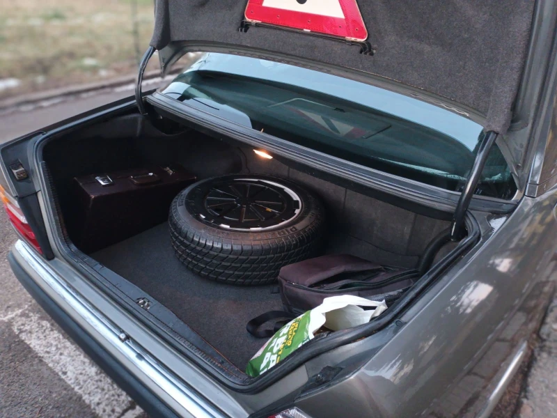 Mercedes-Benz E 200, снимка 9 - Автомобили и джипове - 52423037