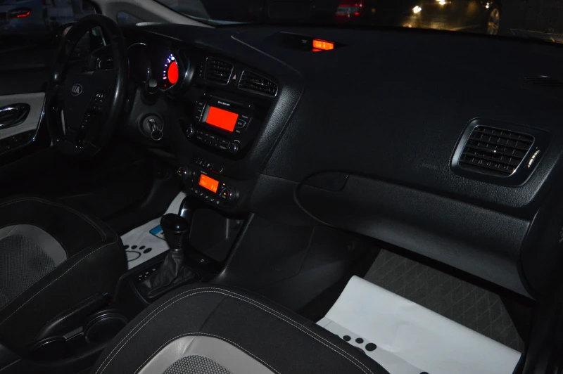 Kia Ceed 1.6CRDI-AVTOMAT, снимка 15 - Автомобили и джипове - 52711196