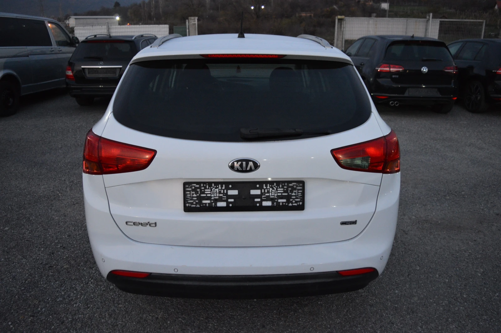 Kia Ceed 1.6CRDI-AVTOMAT, снимка 17 - Автомобили и джипове - 52711196