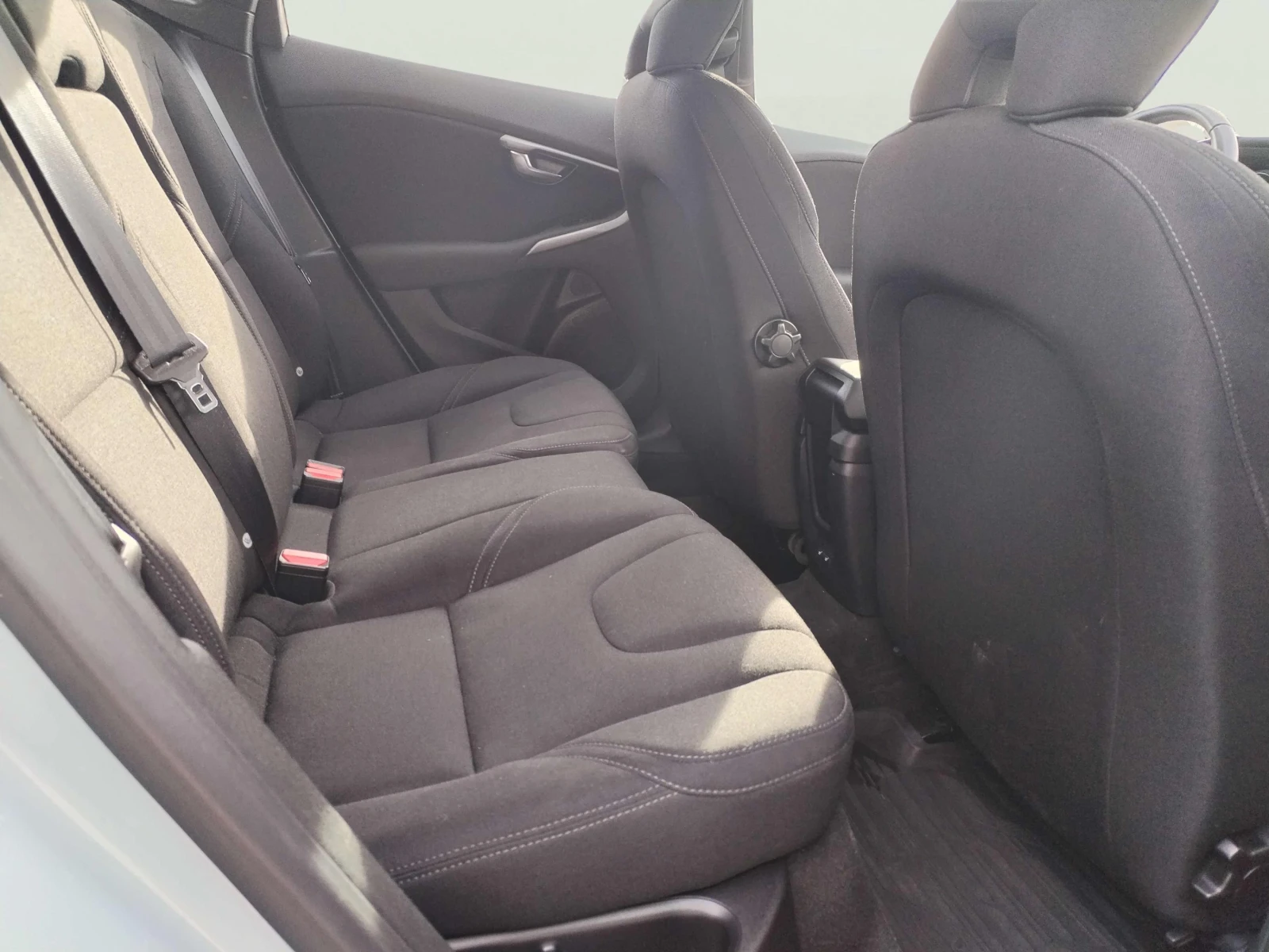 Volvo V40 Cross Country 1.5 - изображение 10