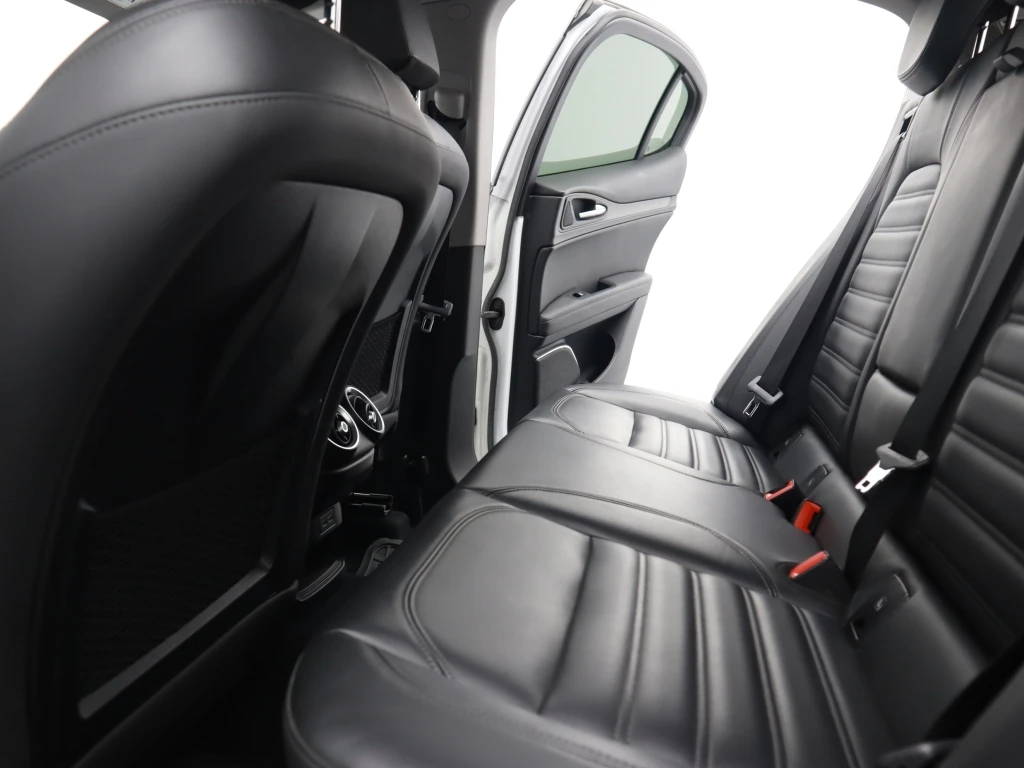 Alfa Romeo Stelvio  - изображение 8