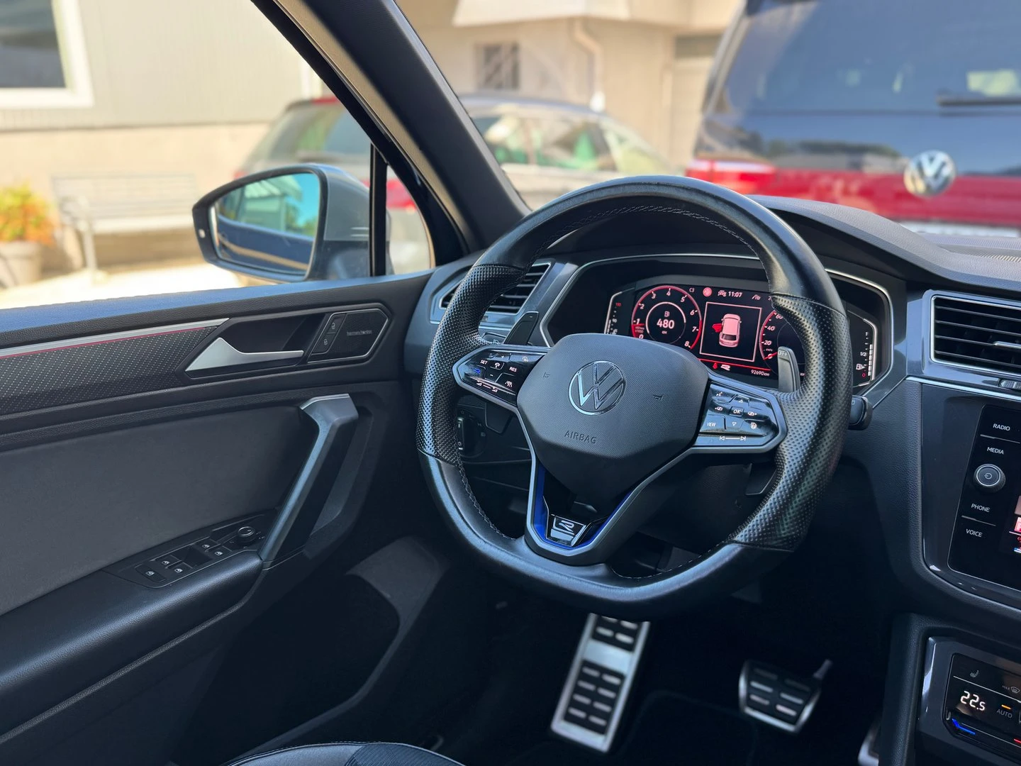 VW Tiguan R 2.0 TSI OPF 4MOTION, снимка 11 - Автомобили и джипове - 53322411