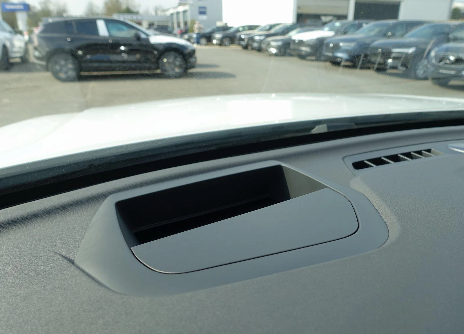 Volvo XC60 T6* AWD* BLACK EDTITION* PLUG-IN* DISTR* KEYLESS* , снимка 10 - Автомобили и джипове - 53958317