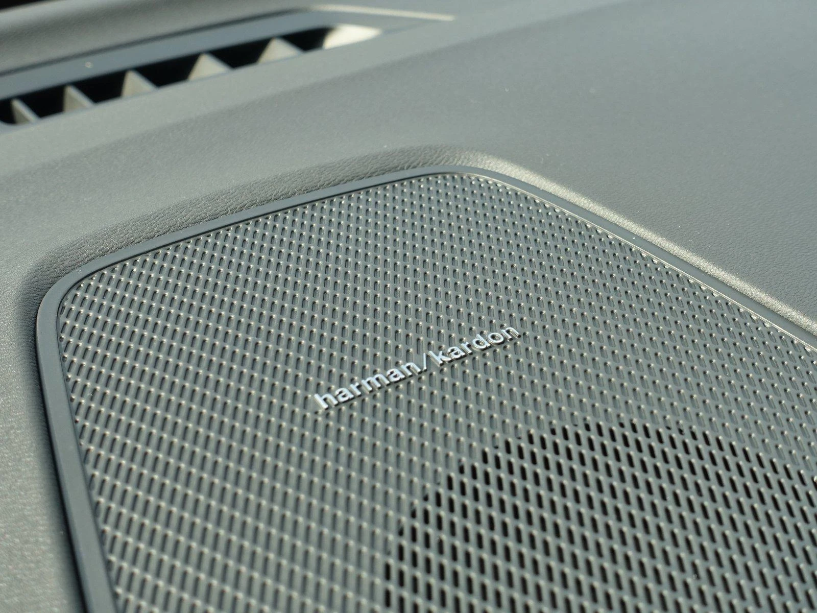 Volvo XC60 T6* AWD* BLACK EDTITION* PLUG-IN* DISTR* KEYLESS* , снимка 11 - Автомобили и джипове - 53958317