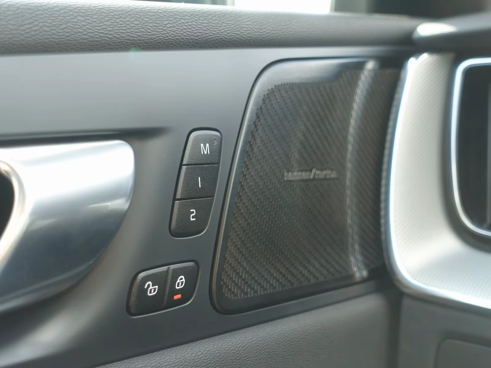 Volvo XC60 T6* AWD* BLACK EDTITION* PLUG-IN* DISTR* KEYLESS* , снимка 5 - Автомобили и джипове - 53958317