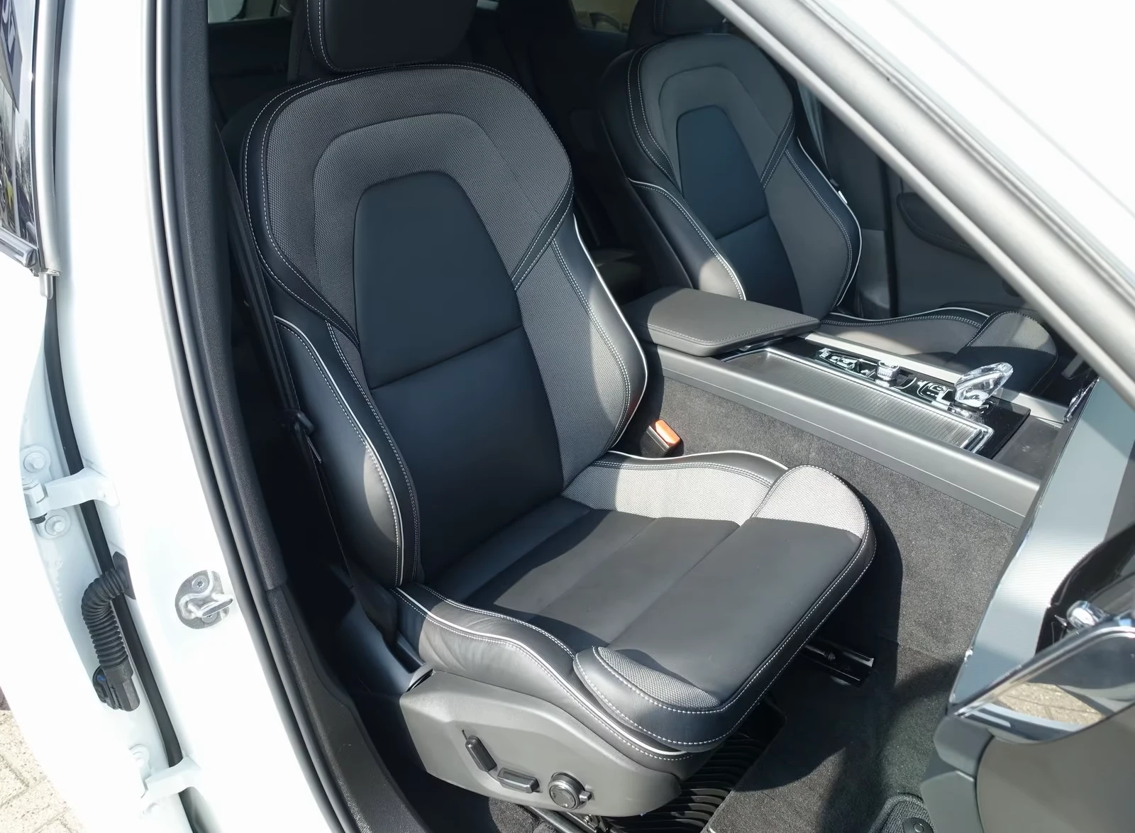 Volvo XC60 T6* AWD* BLACK EDTITION* PLUG-IN* DISTR* KEYLESS* , снимка 15 - Автомобили и джипове - 53958317