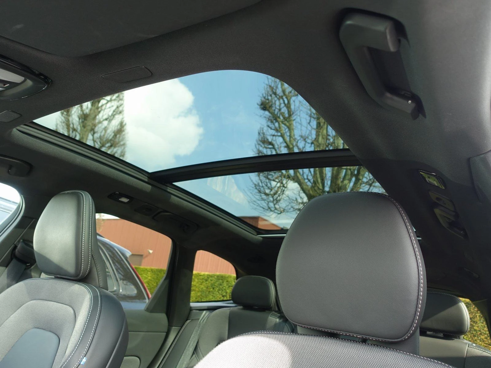 Volvo XC60 T6* AWD* BLACK EDTITION* PLUG-IN* DISTR* KEYLESS* , снимка 7 - Автомобили и джипове - 53958317