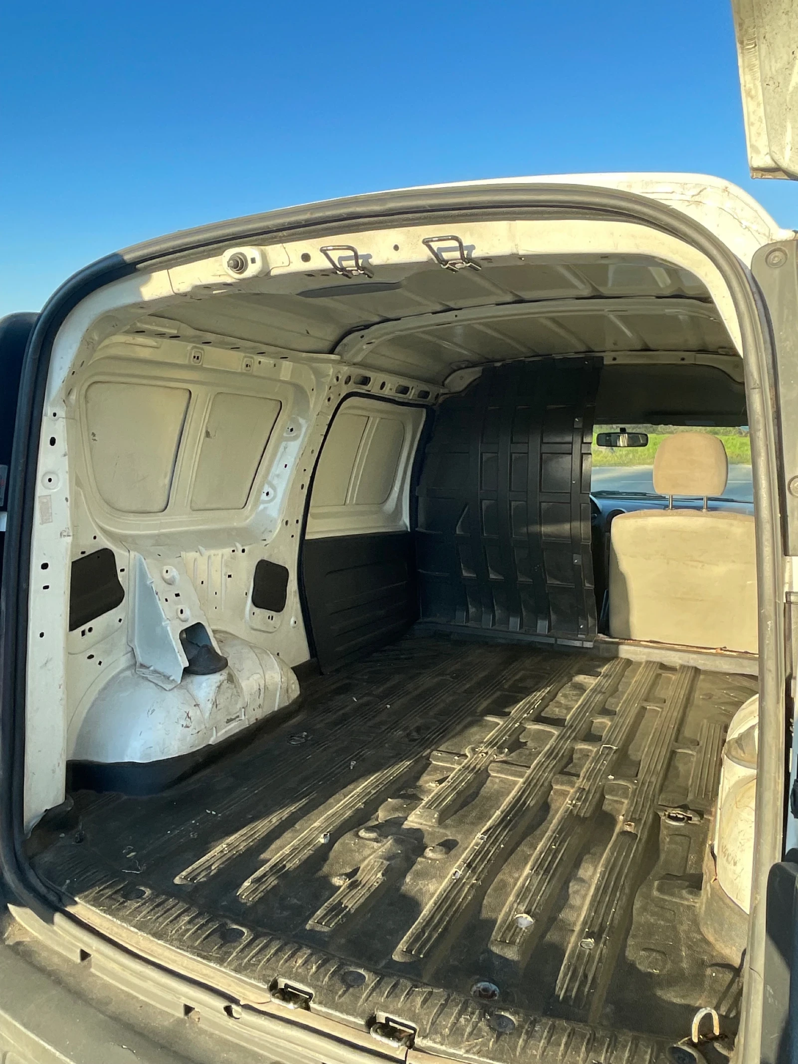 Dacia Logan, снимка 10 - Автомобили и джипове - 54331697