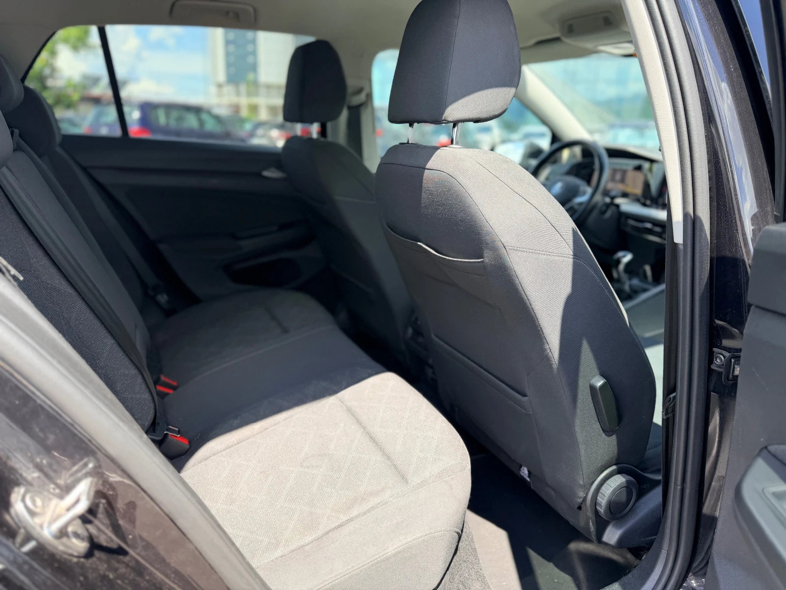 VW Golf 1.5TSI-бензин Серв.история-Лизинг през Уникредит , снимка 14 - Автомобили и джипове - 55038299