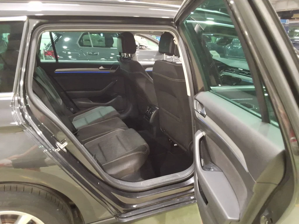 VW Passat 2.0 TDI Style Business / Auto / Navi, снимка 6 - Автомобили и джипове - 55724789