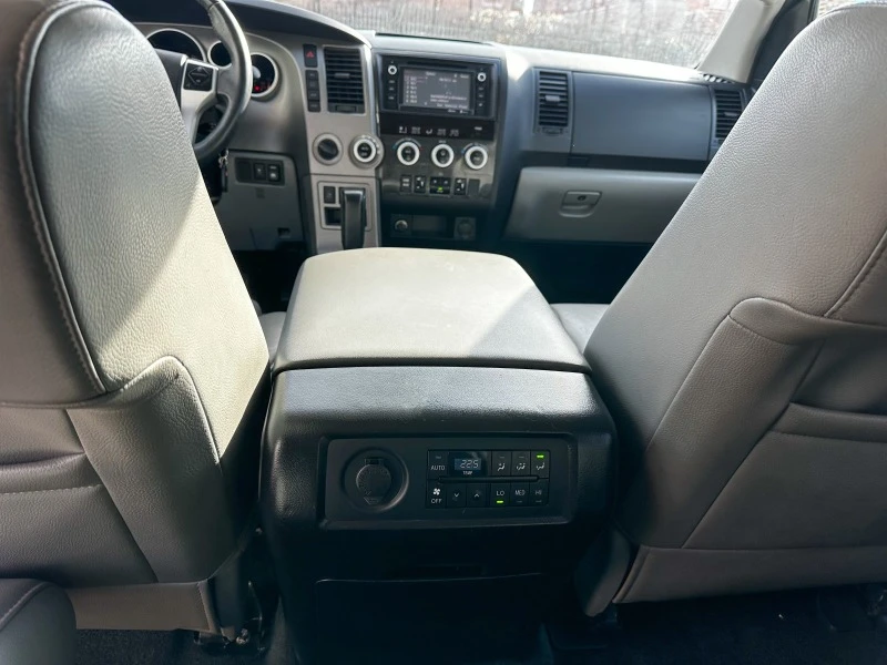 Toyota Sequoia 4WD 5.7L SR5, снимка 14 - Автомобили и джипове - 44452244