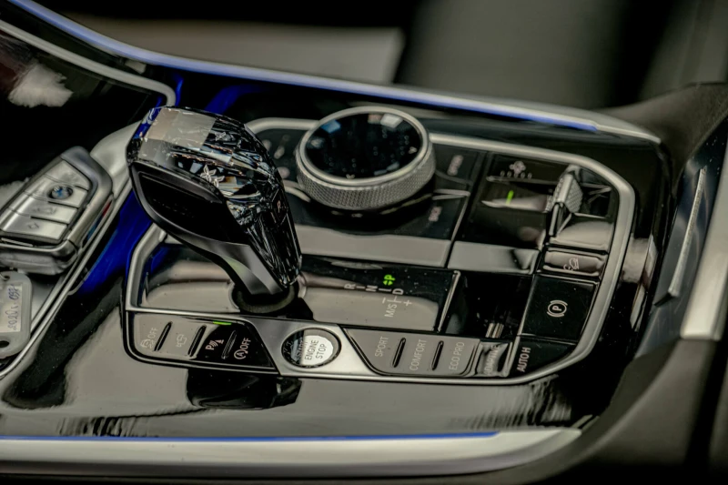 BMW X7 40i/Indiv/M-Technik/Bower&Wilkins Diamond/SKY Loun, снимка 12 - Автомобили и джипове - 51826420